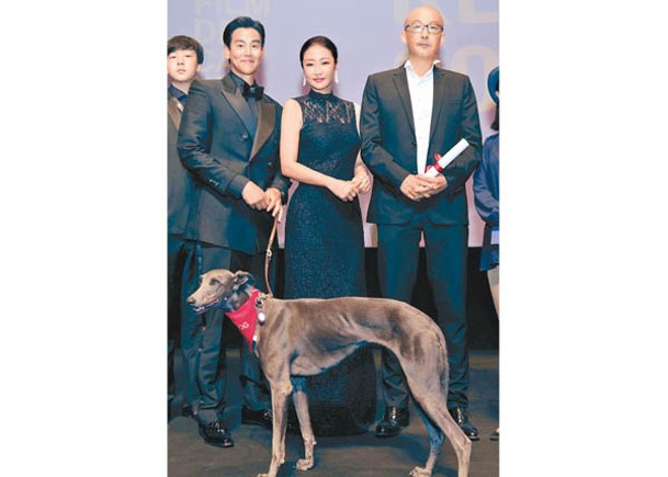 《狗陣》勇奪「最佳電影」，彭于晏（左）帶埋狗狗分享殊榮。