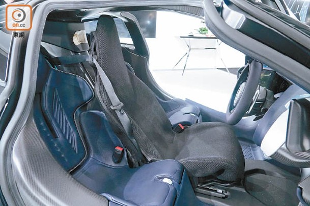 採用1+2座椅布局，駕駛席像F1賽車般置於正中間。