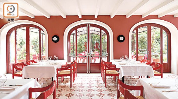 餐廳的燒烤室擁有圓拱形的落地窗，可欣賞地中海風格的庭園。