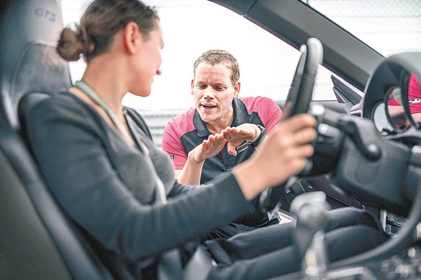 有專人指導的一對一駕駛課程，既令人開得安心，同時亦能提升駕駛技術。