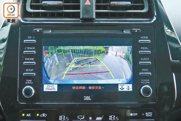後泊車鏡頭配備標準及廣角兩種顯示，駕駛者可按需要輕觸屏幕右下角的圖標選擇。