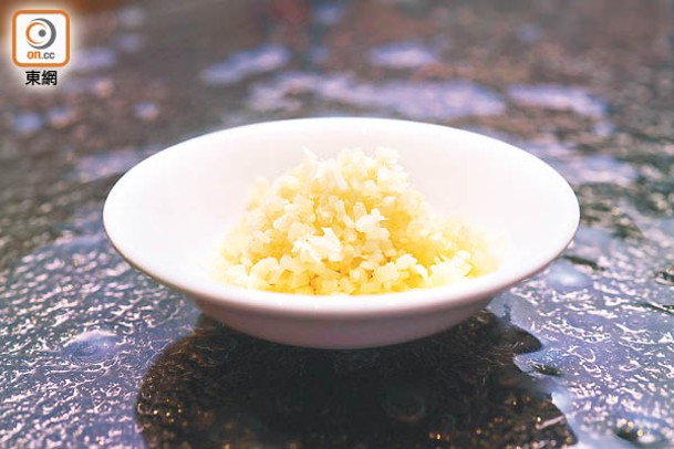 炒蟹粉時加薑米，可辟腥提鮮。