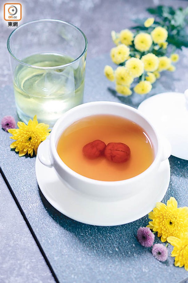 菊花紅棗燉薑茶<br>菊花煲薑茶後隔走花瓣，辛辣與花香兼備，配加入紫蘇葉的White Negroni，和薑茶的氣息很夾。
