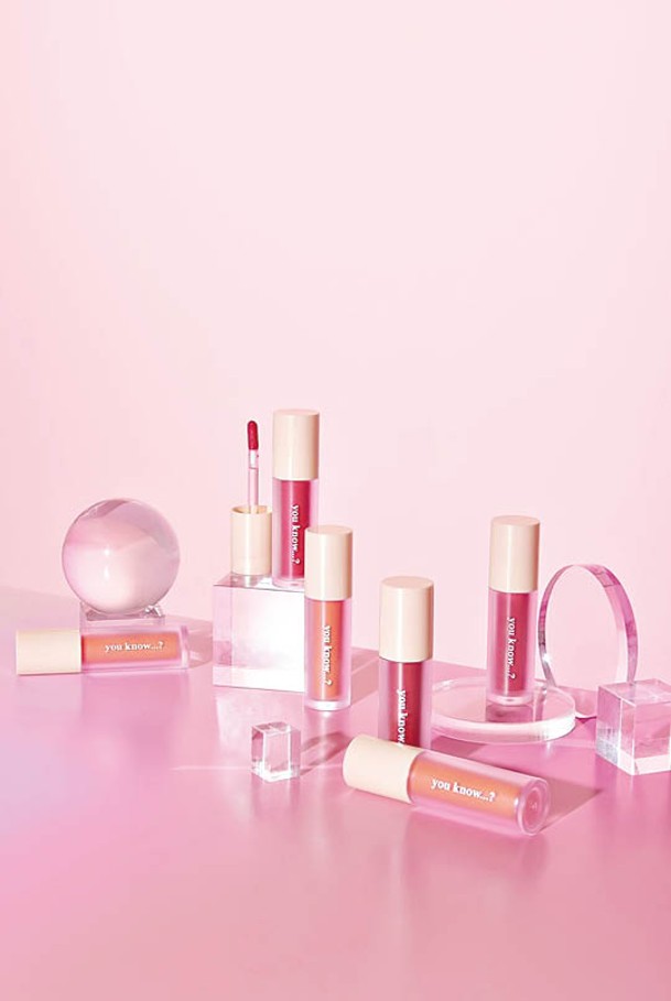 Shine To You Tint唇膏系列有5款顏色，分別有Glow及Velvet兩種觸感，帶來柔和或乾爽感受，全5色售¥1,500（約HK$95）。