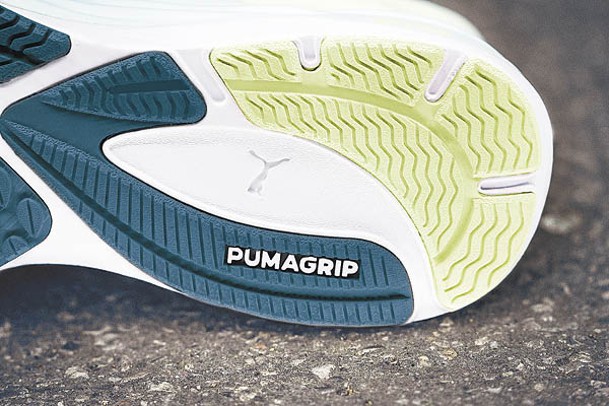 無論是起伏多變的地形抑或濕滑路面，品牌專屬的Puma Grip鞋底都能提供十足的抓地能力。