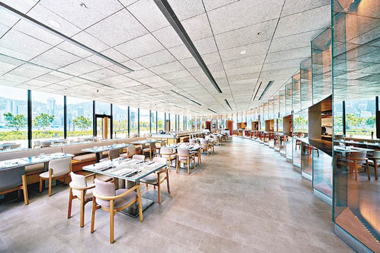 用餐區相當闊落、空間感十足，全落地玻璃還可以欣賞戶外景色。