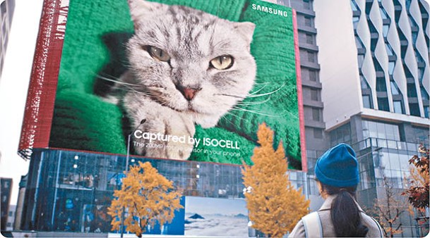 Samsung最近展示其2億像素ISOCELL HP1感光元件的威力，藉此拍攝貓咪並輸出成28×22米巨型廣告板。
