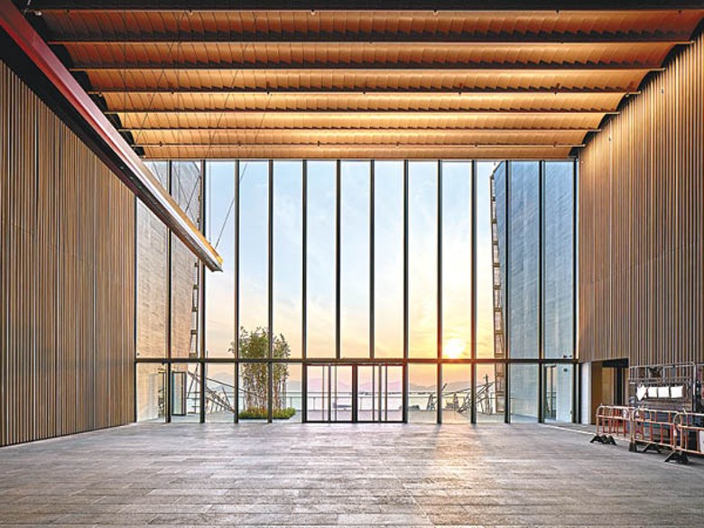 2樓南中庭階梯是欣賞日落的好地方，超巨型玻璃可遠眺窗外美景。