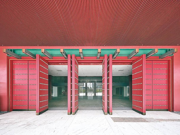 正門入口的朱紅色大門參考了故宮的設計，加入門釘裝飾，古色古香。
