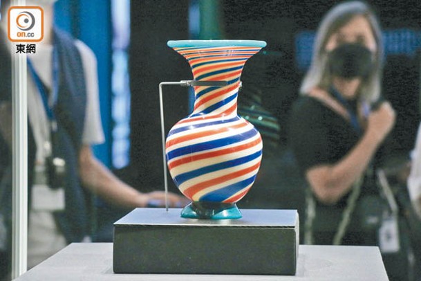 清乾隆時期的乾隆款彩色玻璃螺旋紋撇口瓶，以紅、白、藍3色相間。
