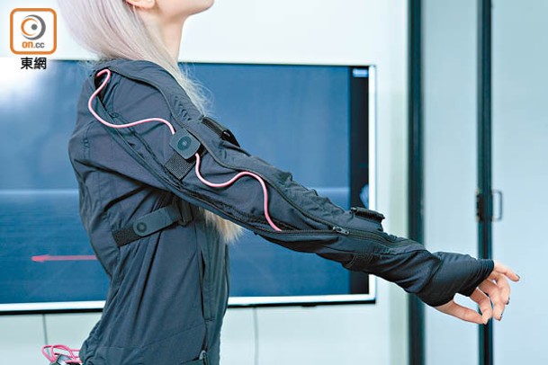 緊身衣配置19個感測器，系統支援多件衣服連接到同一個接入點，因此能同時捕捉多個真人動作。
