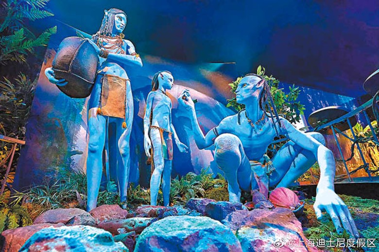 上海迪士尼樂園正舉行《阿凡達：探索潘朵拉》主題展，訪客可看到以精細雕像重現了納美人一家三口的生活場景。