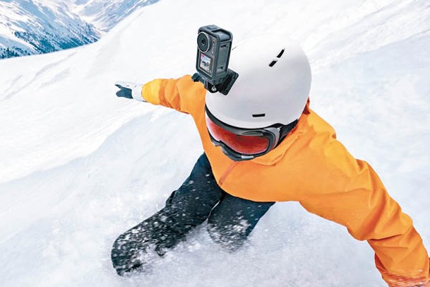 採用前後雙觸控屏幕設計，還可快速安裝於滑雪頭盔等裝備上。<br>售價：$2,699起（c）