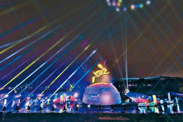 中台灣元宵燈會主燈「幸福台中Happy兔」，旁邊圍繞着水上動態燈組，是全台灣規模最大的水上動態主燈。