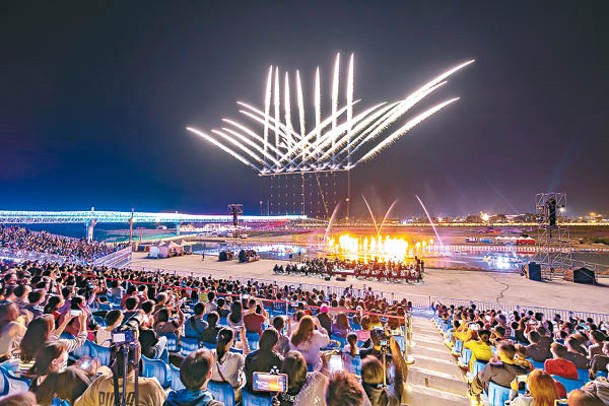 今年南投燈會以交響樂組曲搭配水舞並結合無人機表演及煙火施放，令人目不暇給。
