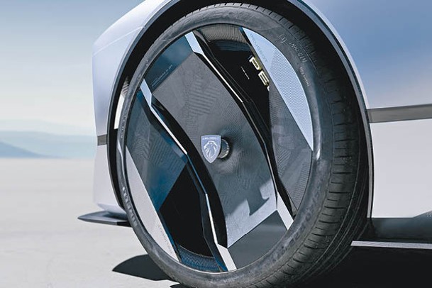 特色輪圈<br>結合空氣動力學與美學設計特色的Aerorim密封式輪圈，以鍛造織物、鏡面玻璃及帶有細孔的鋁製嵌件組成。輪圈轉動時，置於中央的發光廠徽仍能保持水平狀態。