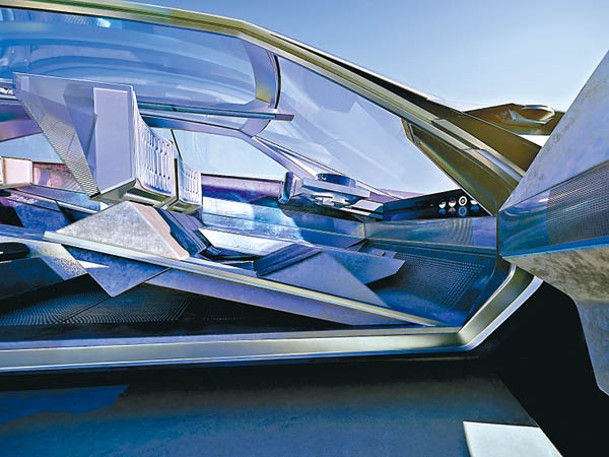 自動駕駛<br>車載第4級自動駕駛系統，當將駕駛工作交由系統代勞時，Hypersqaure軚控系統和Halo Cluster環形顯示屏會自動收起，為前及後排帶來更廣闊的視野。剩下橫跨車廂的觸控式玻璃面板，方便乘客調校車廂設定。
