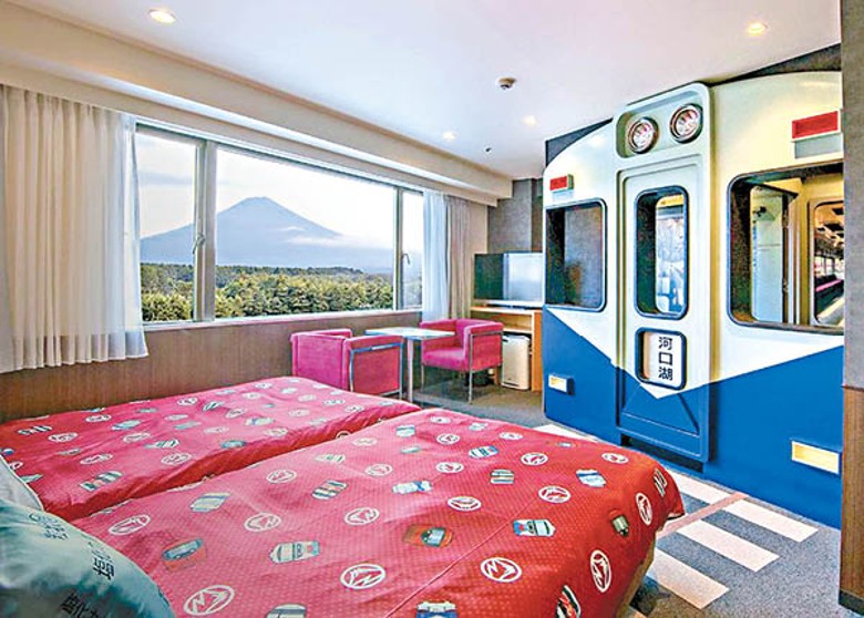 富士吉田市的Highland Resort Hotel & Spa最近推出了「富士急行線Room」，房內可看到1000系1202號編成列車的車頭！