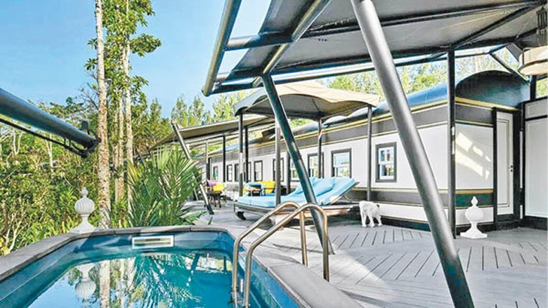 客房設有露台，能俯瞰度假村景觀，其中11間套房設有私人室外泳池。