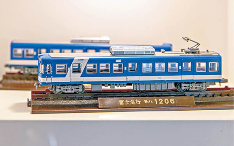 房內展示着富士急行列車的車身板及模型。