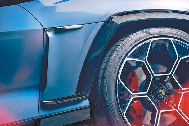 車上有不少主動空氣動力學設計細節，包括具備特製葉片的23吋輪圈、用於輪拱通風的隱藏式扇葉等。