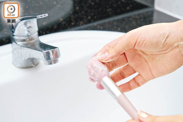 把潔面乳擠在化妝掃上，沾少許水搓出泡沫後以清水洗淨即可。