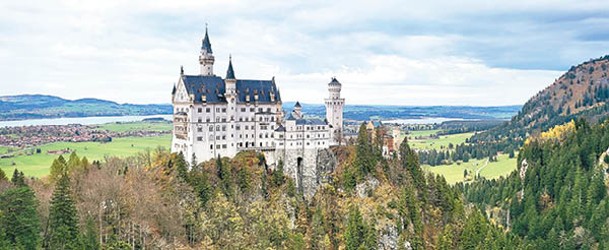 建於1869年的新天鵝堡，是德國最有名的城堡。