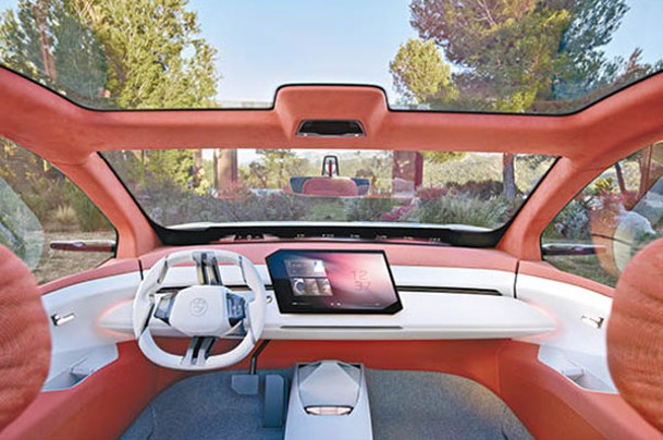 前擋風玻璃下部的「BMW Panoramic Vision」3D平視顯示器可投射顯示不同資訊，只需透過中央觸控屏幕或BMW智能個人助理系統便可輕鬆設定。