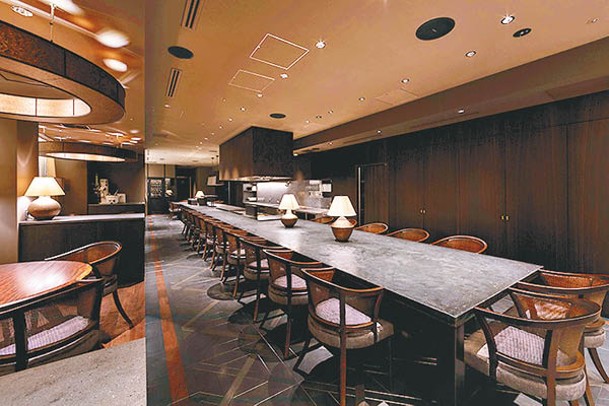 餐廳中央擺放一張16米長的長枱，客人可欣賞廚師席前烹調的過程。