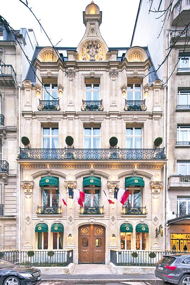 獲得米芝蓮兩星及世界50最佳餐廳殊榮的Le Clarence，藏身在巴黎一幢優雅華麗的19世紀私人宅邸內。