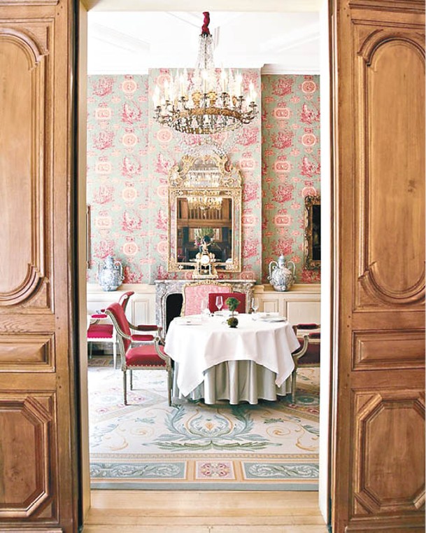 餐廳內每個角落都是由王子親自動手裝飾，為食客提供私密、華麗、溫暖的獨特用餐氛圍。