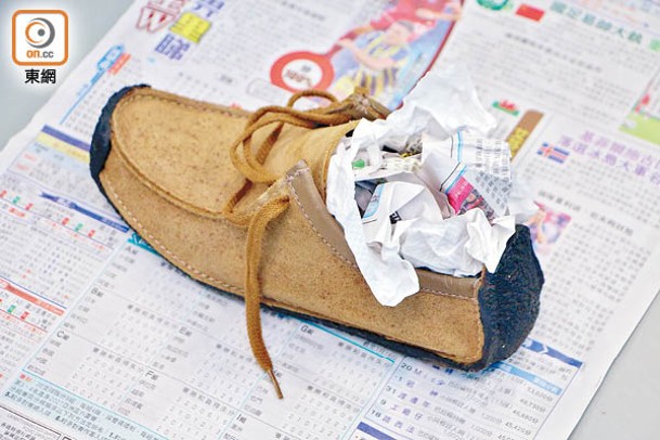 塞入報紙團快速吸走鞋內水氣，也可在外層包上廚紙避免油墨弄污內襯。