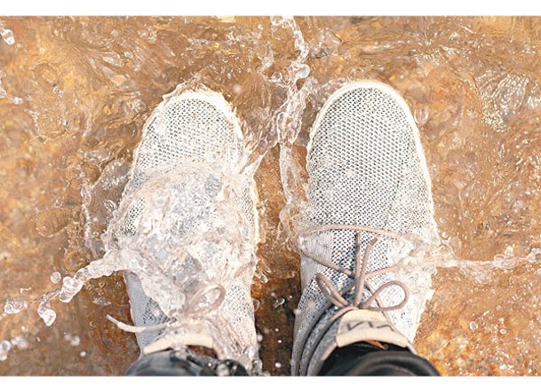 被雨沾濕了的鞋子沒有好好處理的話，有機會罨臭甚至發霉。