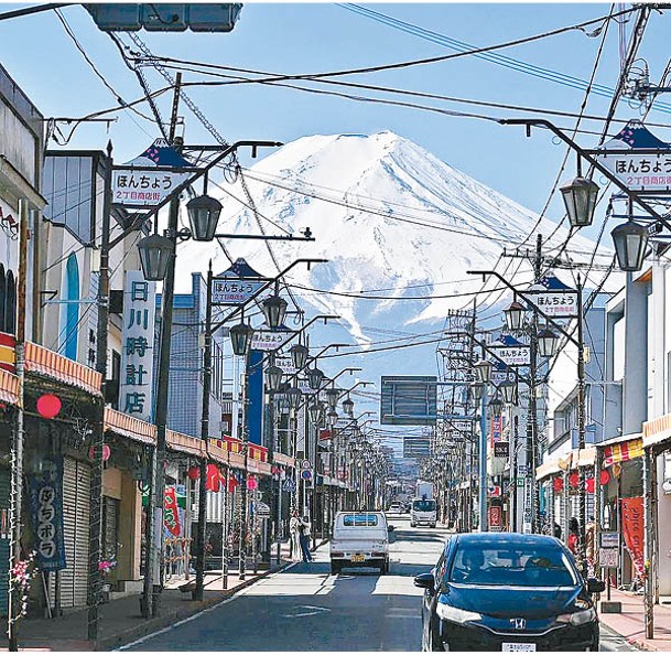 本町通商店街盡頭是壯觀的富士山。