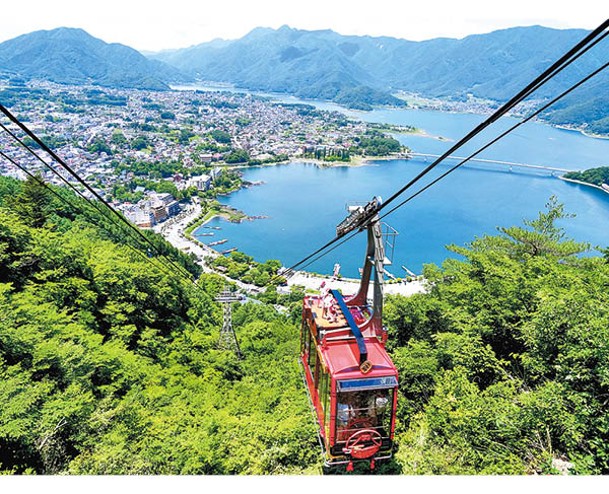 乘搭河口湖富士山全景纜車單程車程只需3分鐘，途中會可欣賞富士山風景。