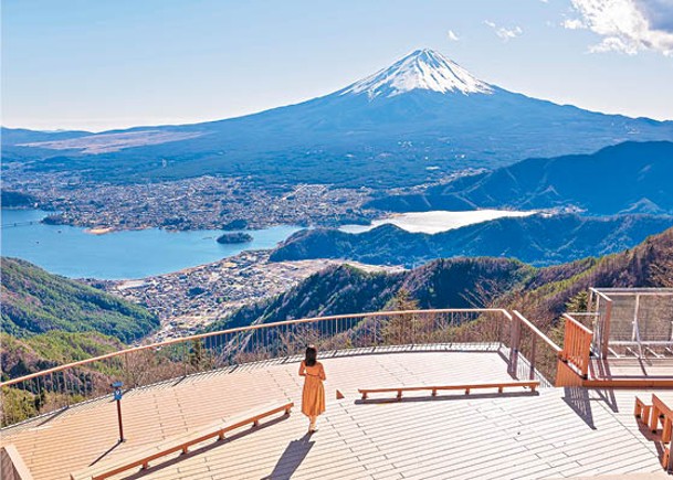 設於新道峠海拔約1,600米位置的富士山雙露台，於「第一露台」可飽覽富士山及富士河口湖町等風景。