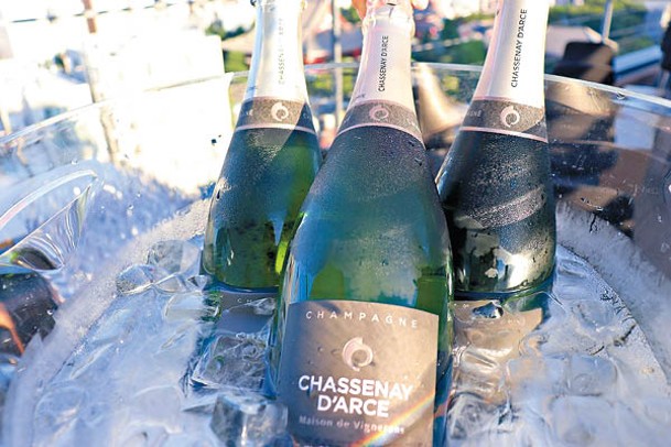 派對提供法國香檳地區Chassenay d’Arce生產的香檳。
