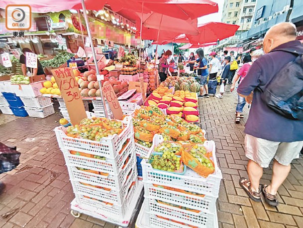 有店舖將裝有水果的膠箱放於道路中間。