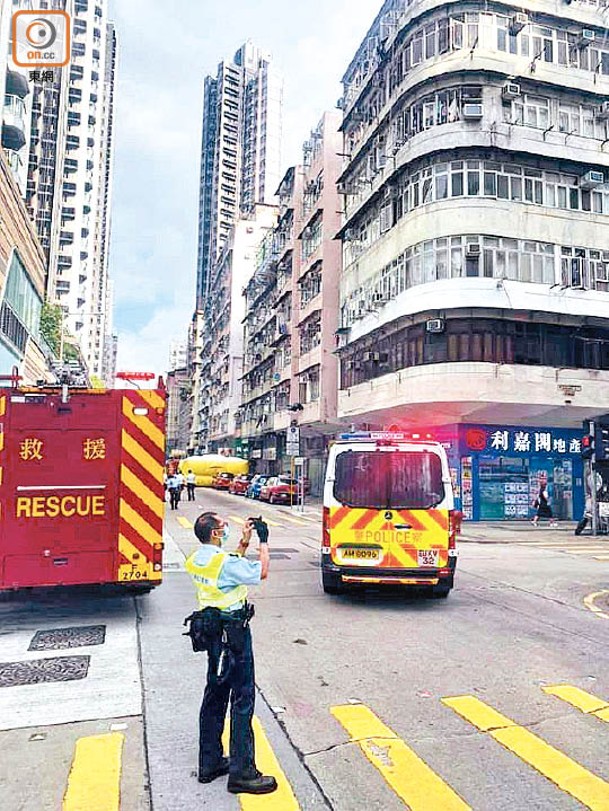 深水埗：警方封鎖現場，消防人員張開救生氣墊戒備。