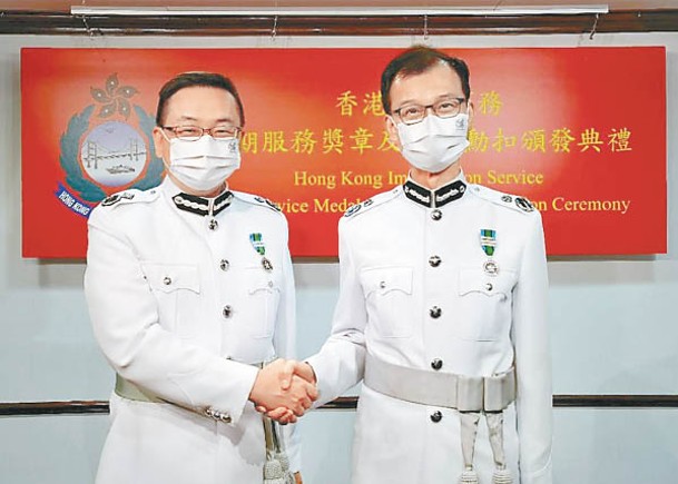郭俊峯（左）今接替陳天賜（右）成為入境處副處長。