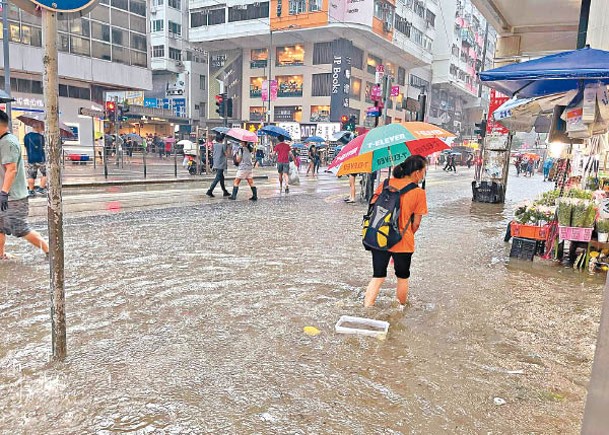 黃雨焗送子女返學  轉頭紅雨又接放學  家長不滿