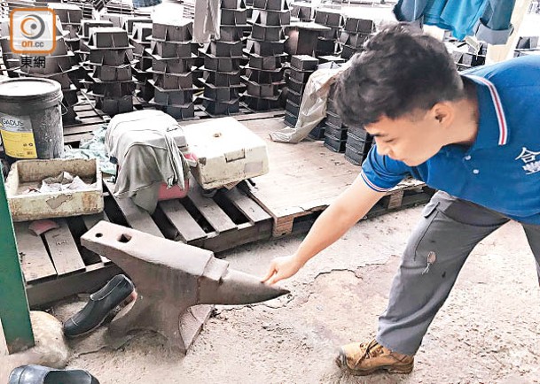 陳滙璋對工廠感情深厚，介紹半世紀前祖父輩使用的打鐵工具。