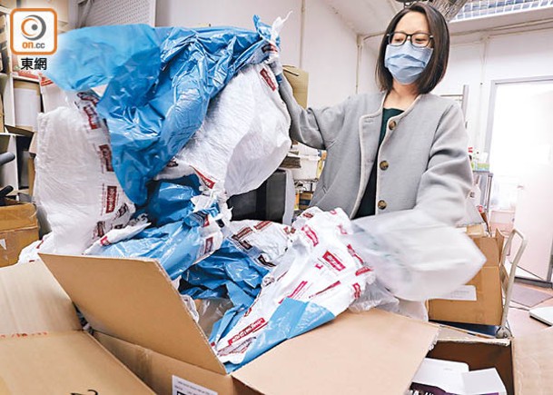 蔡頌恩稱機構從海外運來貨品，連帶有不少廢塑膠。
