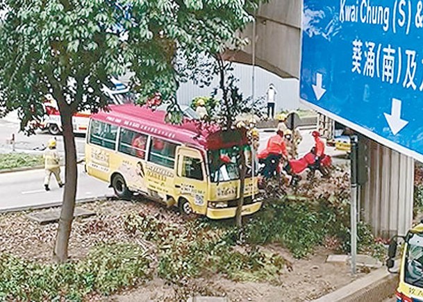 紅Van落斜「冇迫力」  撼車剷壆11傷