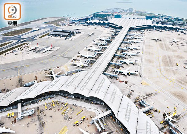 民航處數字顯示，上月有5.5萬人由機場到港，為今年新高。