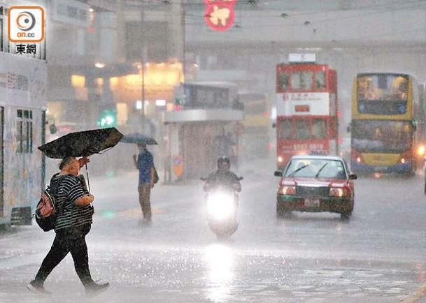 近日連場大雨，市民出行甚為不便。