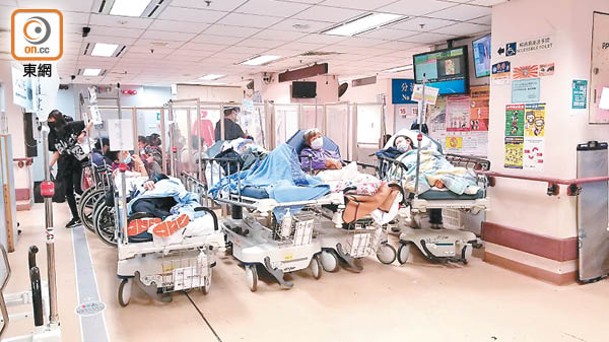 第5波疫情期間，公立醫院床位供不應求。