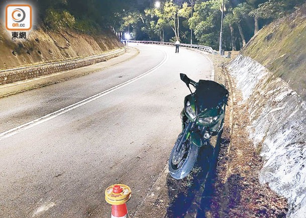 肇事電單車被扶起推至路旁。（余宏基攝）