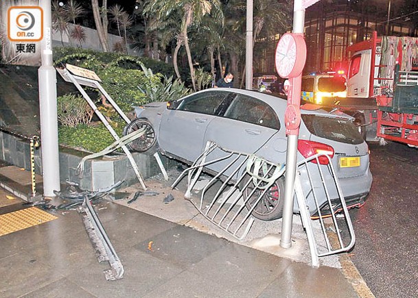 終院外剷花槽 司機棄車遁