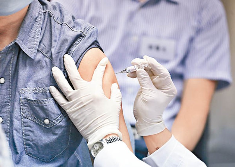 港府近日容許市民按需要接種第4劑新冠疫苗。